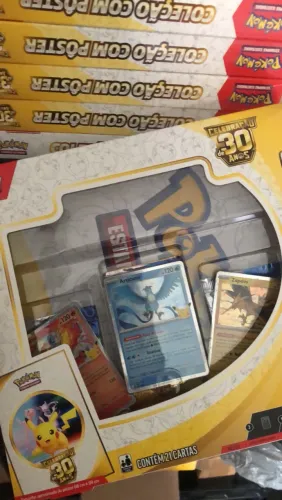 Kit Pokémon 30 anos (fichario + poster)