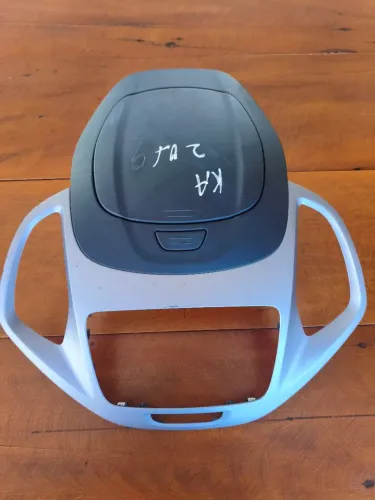 Moldura do painel central do Ford Ka 2019 com porta objetos