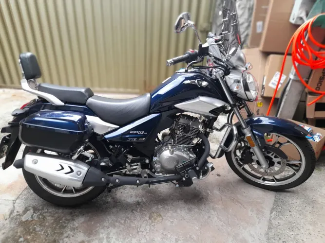 Moto 150 suzuki nova, baixo km pneus pirelli
