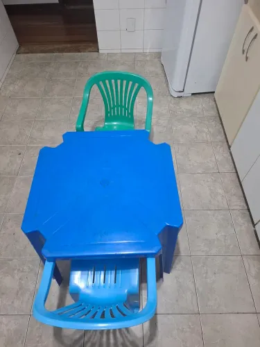 Mesa infantil com 2 cadeiras