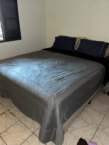 Cama box queen base de suede bege e colchão