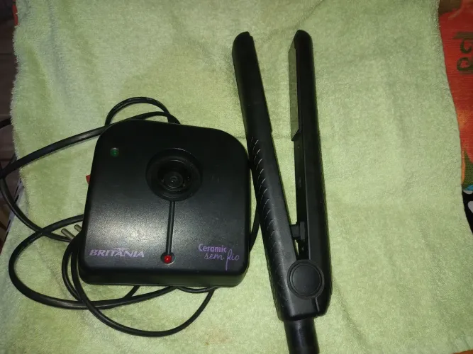 Prancha de cabelo sem fio com a parte da cerâmica inferior com uma pequena parte quebrada.