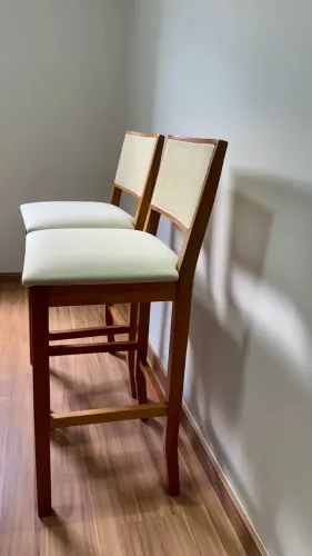 Banqueta Alice com Telinha T14 em Madeira Maciça de Eucalipto cor Mel Tecido Linho Bege