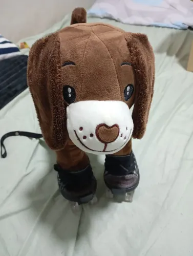 Cachorro de pelúcia com patins