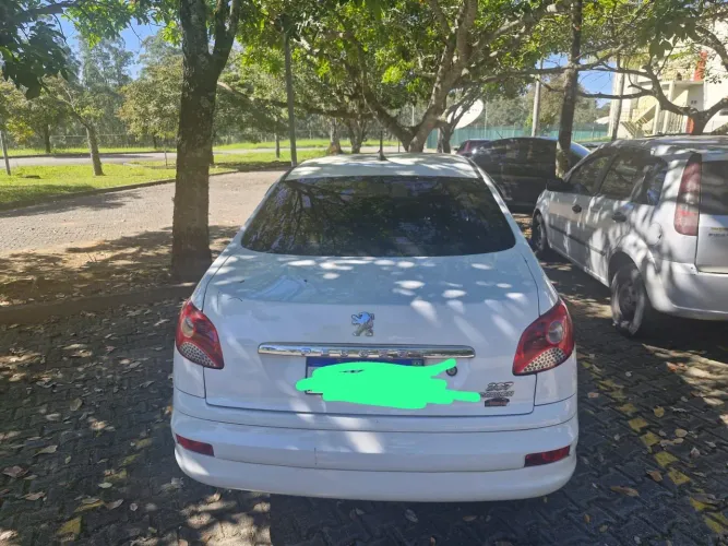 Peugeot 207 Sedan Passion XR 1.4 Flex 8V 4P 2012