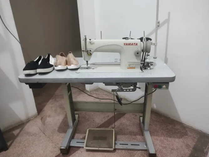 Máquina yamata industrial funcionamento perfeito1500 mais 2 pares de sapato semi novos 100