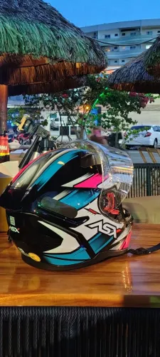 Capacete ASX city azul turquesa com rosa acompanha narigueira