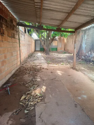 Aluga-se casa sozinha no lote
