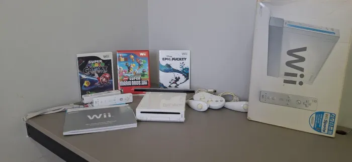 NINGUÉM WII COM CAIXA ORIGINAL 3 JOGOS, 2 CONTROLES ORIGINAIS. DESBL. 