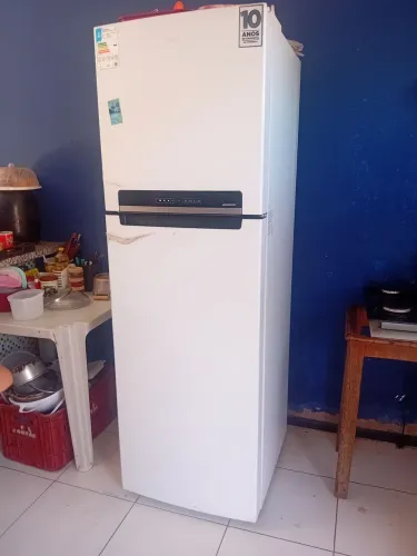 Vende-se geladeira funcionando normalmente !pagamento facilitado 3.000$ a vista e os 2.000
