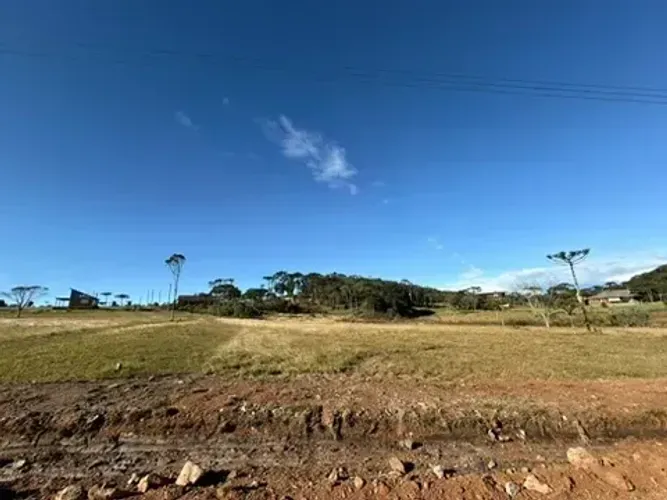 Terreno plano em condomínio fechado, com 400 m². Sensação de sitio. Virado para o norte.