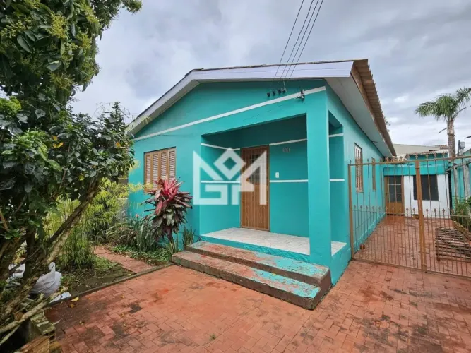 Casa à venda em Vila Ipiranga, Porto Alegre - 2 quartos, 300m² de terreno