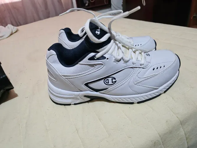 Tenis champion branco