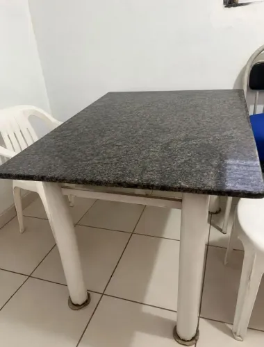 Mesa de mármore sem cadeira