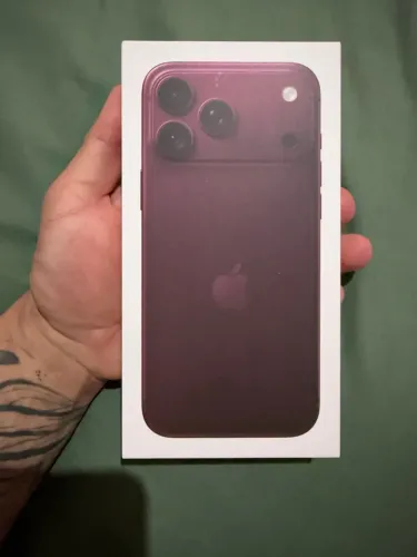 iPhone 18 Pro Max, Burgundy, 256GB.