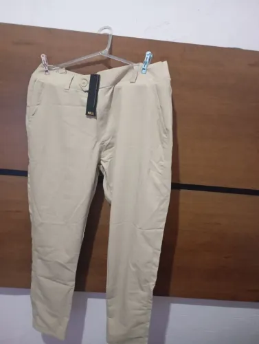 Calça social número 44 bem acinturada