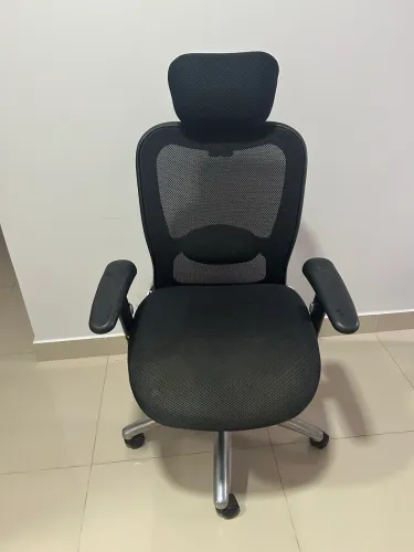 Cadeira de escritório giratória preta, em ótimo estado