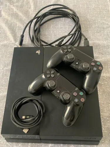 Vendo Ps4 Fat com duas manetes funcionando tudo perfeitamente