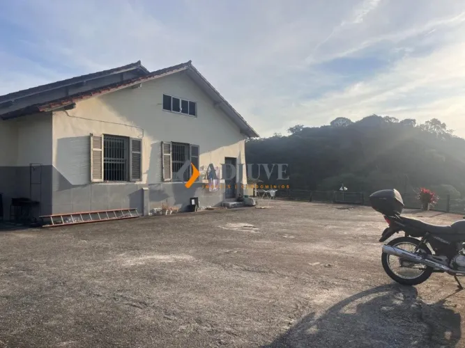 Prédio Residencial potencial de investimento no centro.