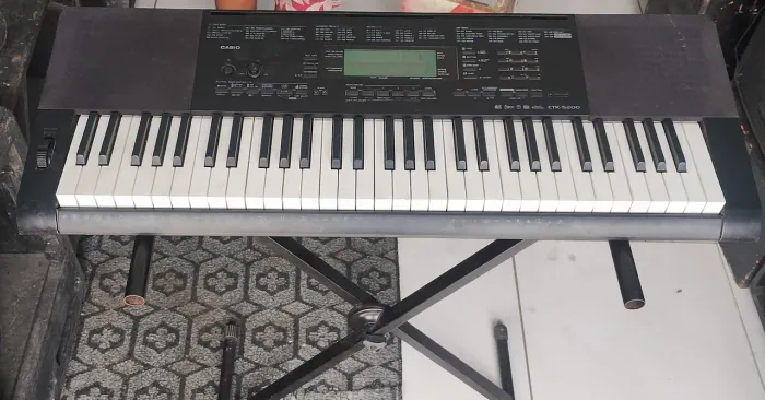 VENDO UM TECLADO CASIO BEM CONSERVADO TODO OK