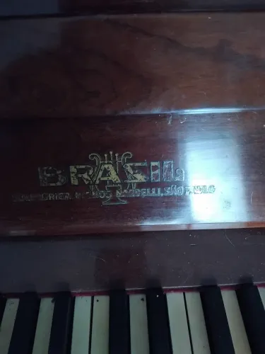 Vendo um piano alemão antigo