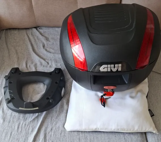 Oportunidade!! Baú GIVI. Acompanha a Base.