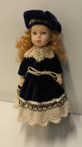 Boneca de louça portuguesa em porcelana 20cm vestido azul marinho c/ acessórios