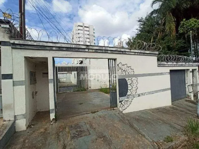 Casa residencial disponível para locação no bairro Osvaldo Rezende.