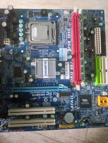 Placa mãe GA-VM900M LGA 775.(LÉIA A DESCRIÇÃO)