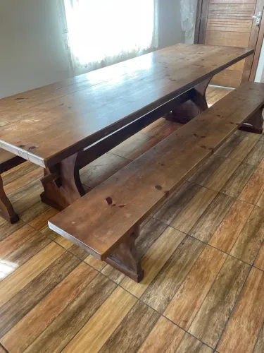 Mesa com bancos em madeira maciça