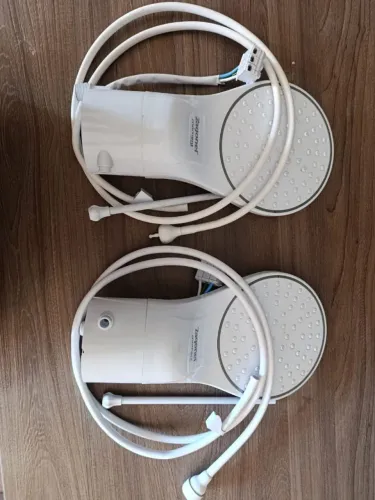 Vendo 2 chuveiros elétricos 220V pouco usado 