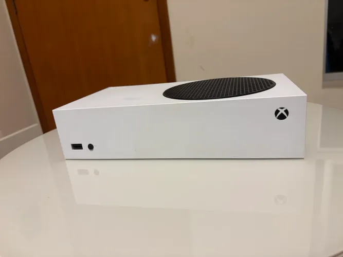 Xbox Series S com 2 controles 