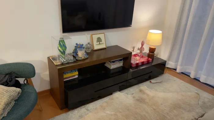 Rack para TV / Home Theater Moderno em Madeira maciça e Preto Brilhante - Excelente Estado