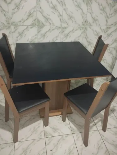 Mesa semi nova com 4 cadeiras 