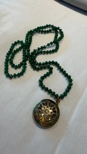 Colar Palone com Contas Verdes Facetadas e Relicário Dourado