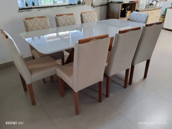 Mesa nova de madeira completa