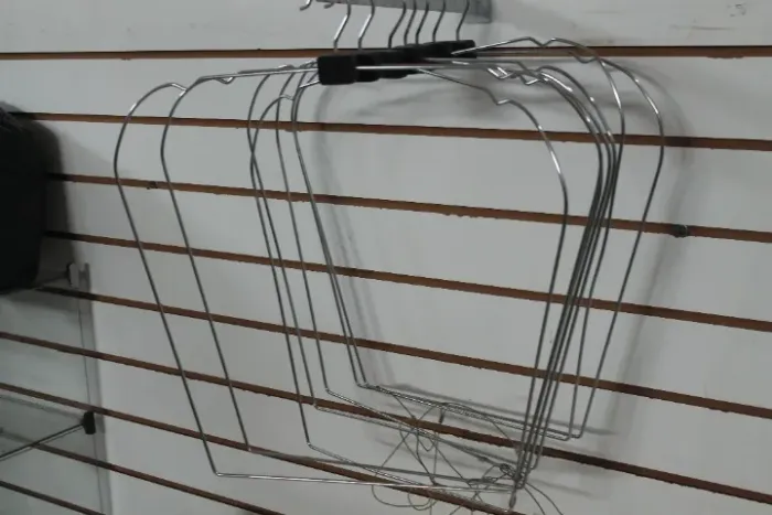 Kit C/ 18 Cabides Grandes de Metal para Camisas, Casacos e Vestidos