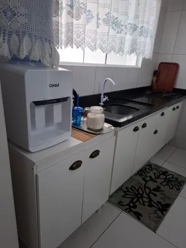 Balcões de pia com cooktop junto.