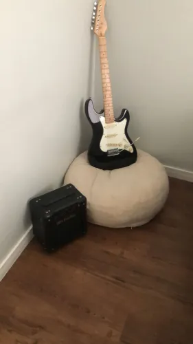 Guitarra stinberg Sts - 100 + Amplificador meteoro (Palheta e amplificador de brinde)