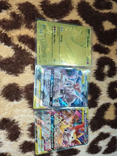Cartas pokémon reshiram dourado,mew e mewtwo e Charizard e braixen