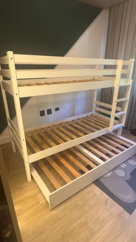 Beliche branca TokStok com cama auxiliar + 2 colchões