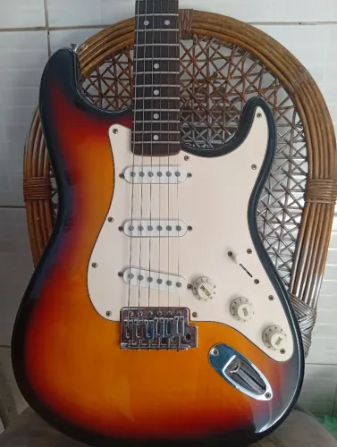 FENDER SQUIER STRAT SÓ HOJE 