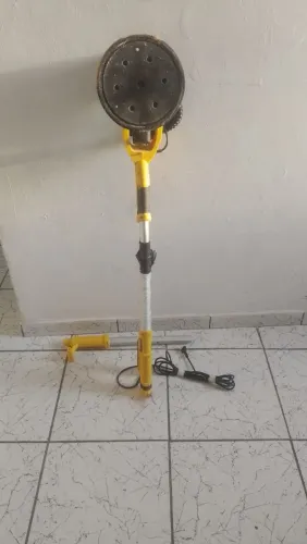 Vendo lixadeira de teto e parede, girafa, só usou uma vez,,,110/220 750wts,, 11/ *