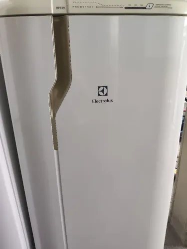 Geladeira Electrolux voltagem 220.
