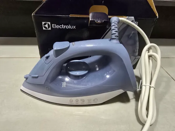 Ferro de Passar Roupa a Vapor e a Seco Electrolux - Efficient ESI10 Azul