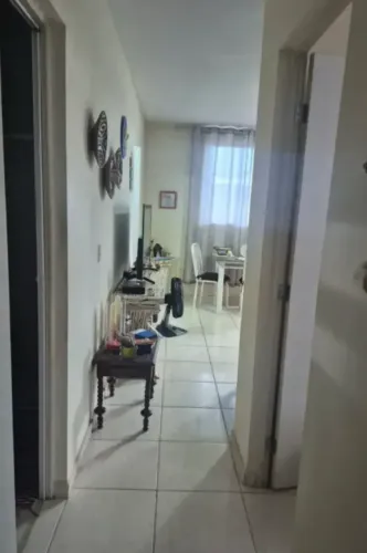 Casa linear com três quartos em condominio.