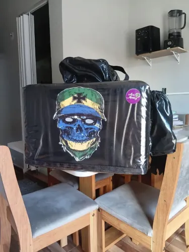 Vendo bag semi nova, usada apenas 2 vezes.