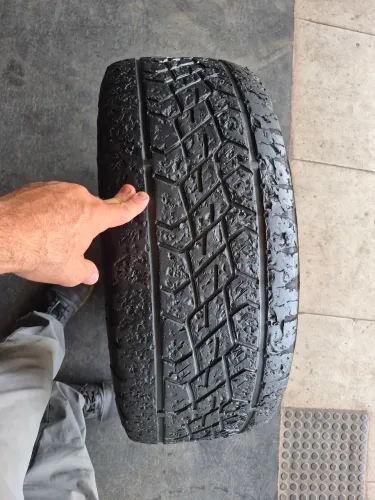 Um pneu 255/55/19 pirelli para camionete (100 em 2× no ct