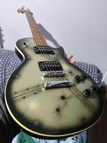 Guitarra golden com estojo e pedaleira cube baby