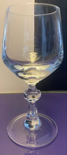 Uma taça grande de cristal chumbo, alta qualidade muito brilho haste facetada 